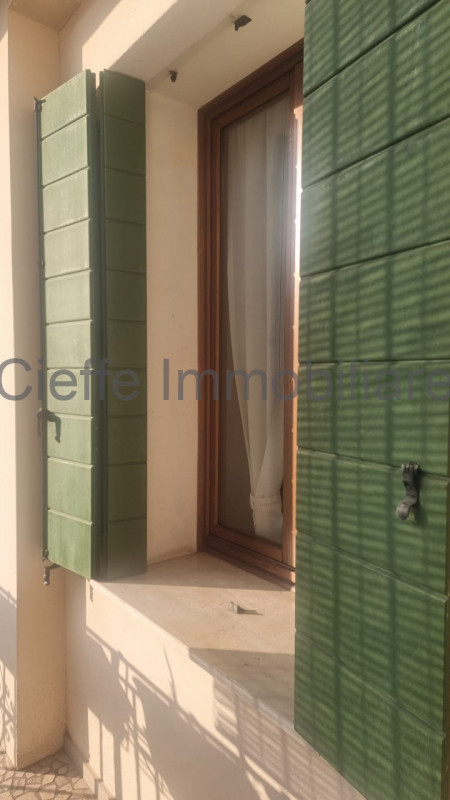 Splendido appartamento situato al 2° piano, arredato con gusto e pronto per essere abitato. All'i...