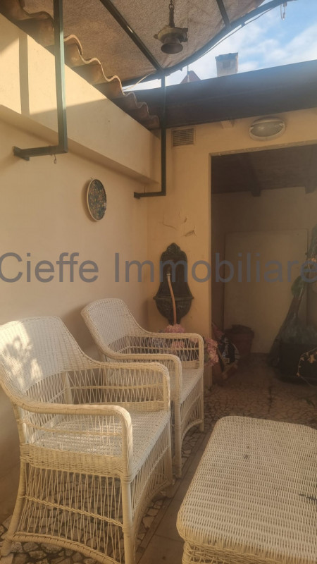 Splendido appartamento situato al 2° piano, arredato con gusto e pronto per essere abitato. All'i...