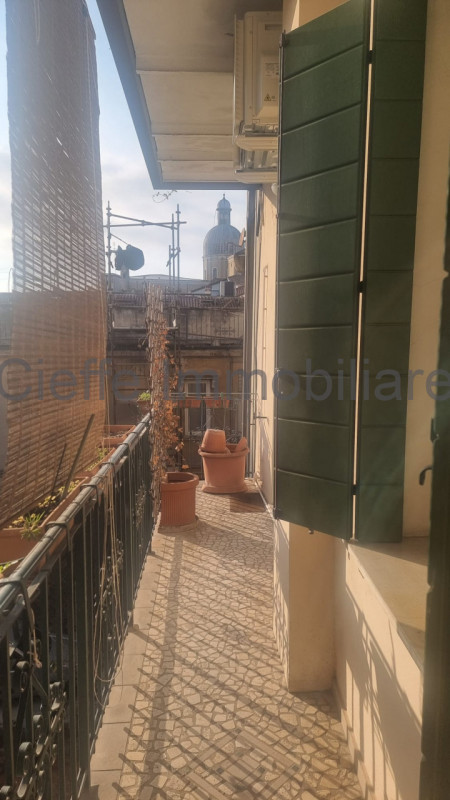 Splendido appartamento situato al 2° piano, arredato con gusto e pronto per essere abitato. All'i...