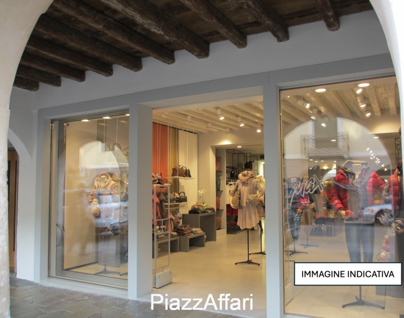 In Centro Storico a Piove di Sacco e più precisamente in Via Roma proponiamo in vendita negozio d...