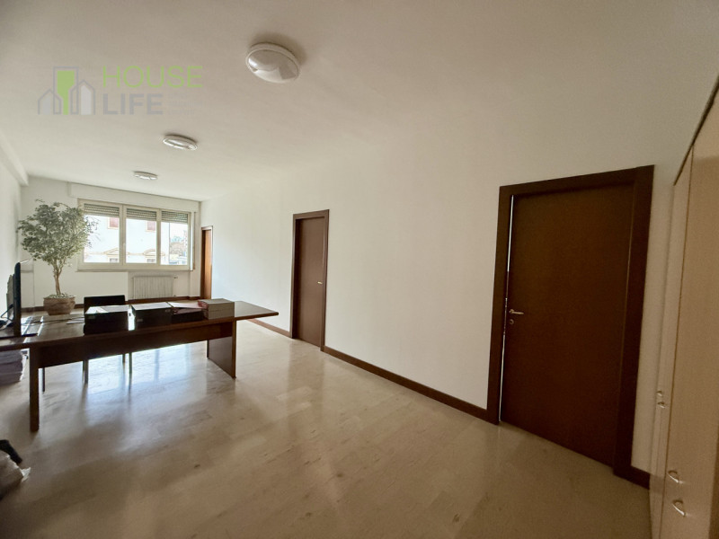 VICENZA OVEST: UFFICIO di circa 180 mq, situato al secondo piano servito da ascensore, all’intern...