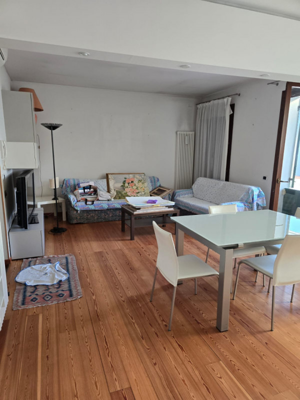 Proponiamo in vendita una splendida porzione di bifamiliare situata nella tranquilla e ricercata ...