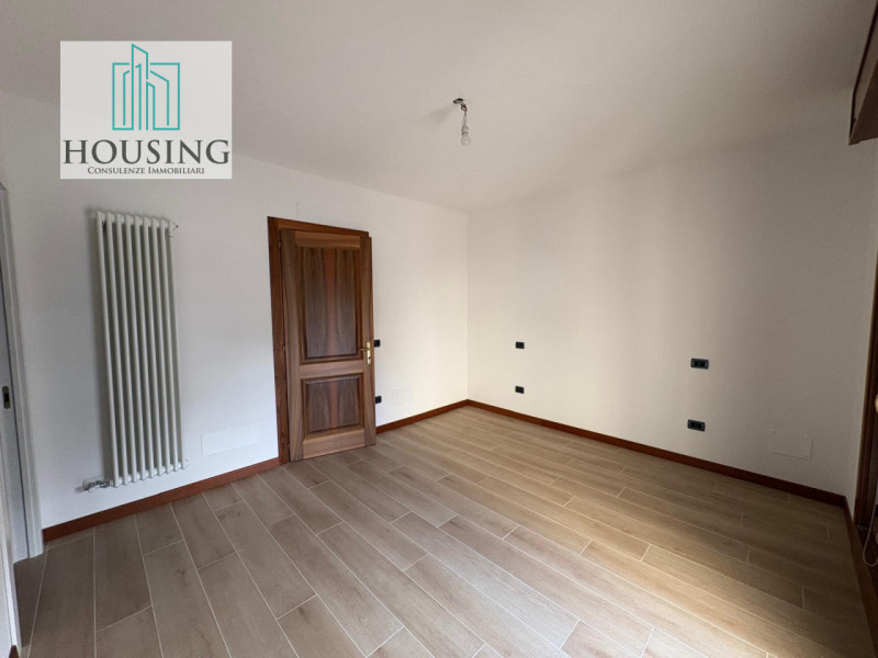 Nel cuore del Comune di Abano Terme, in prossimità della zona pedonale e del Parco Urbano, propon...