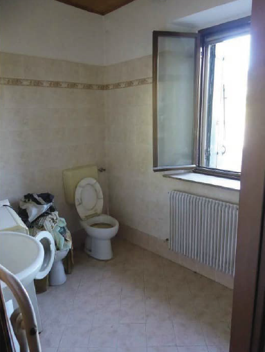 RIF. A.A.421-241

Vendesi all'asta - casa a schiera centrale su 3 livelli in data 14 aprile 2026
...