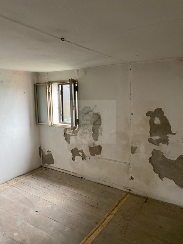 GALTA DI VIGONOVO - VE

PORZIONE DI BIFAMILIARE COMPLETAMENTE DA RISTRUTTURARE 

Immersa nel verd...