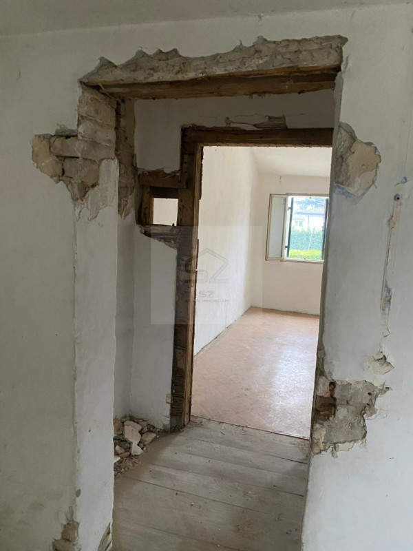 GALTA DI VIGONOVO - VE

PORZIONE DI BIFAMILIARE COMPLETAMENTE DA RISTRUTTURARE 

Immersa nel verd...