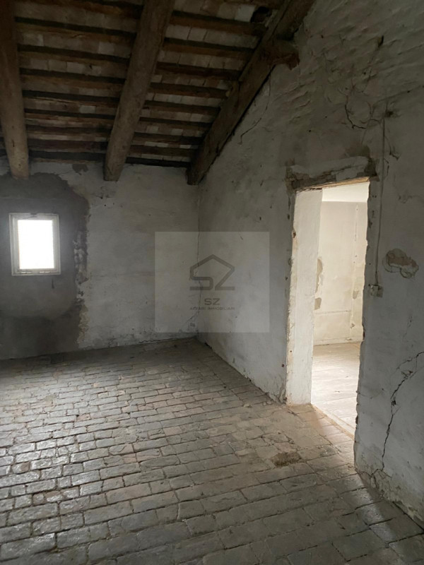 GALTA DI VIGONOVO - VE

PORZIONE DI BIFAMILIARE COMPLETAMENTE DA RISTRUTTURARE 

Immersa nel verd...