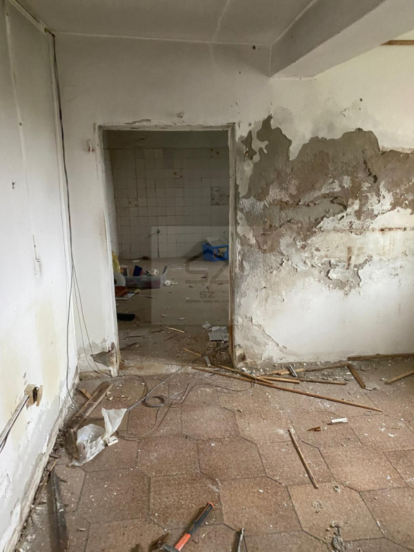 GALTA DI VIGONOVO - VE

PORZIONE DI BIFAMILIARE COMPLETAMENTE DA RISTRUTTURARE 

Immersa nel verd...