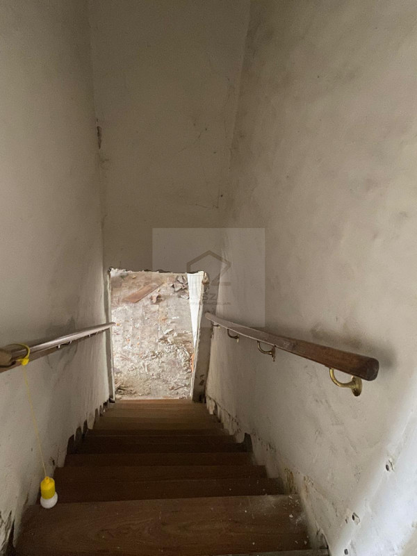 GALTA DI VIGONOVO - VE

PORZIONE DI BIFAMILIARE COMPLETAMENTE DA RISTRUTTURARE 

Immersa nel verd...