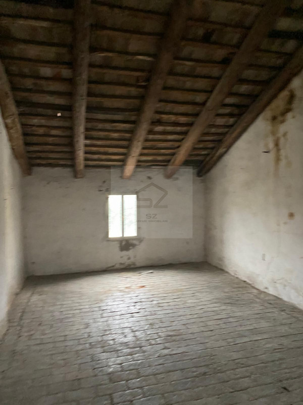 GALTA DI VIGONOVO - VE

PORZIONE DI BIFAMILIARE COMPLETAMENTE DA RISTRUTTURARE - POSSIBILITA' DI ...