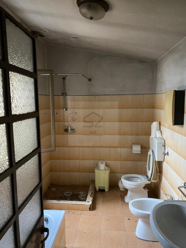 GALTA DI VIGONOVO - VE

PORZIONE DI BIFAMILIARE COMPLETAMENTE DA RISTRUTTURARE 

Immersa nel verd...