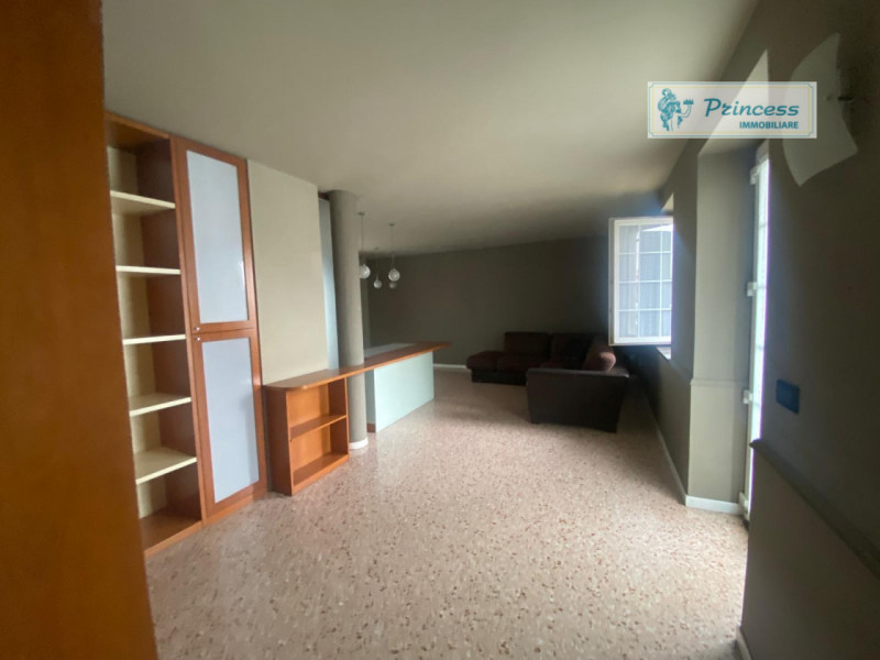 A Zanè, nel cuore del centro e comoda ai servizi principali e alle arterie della città, proponiam...