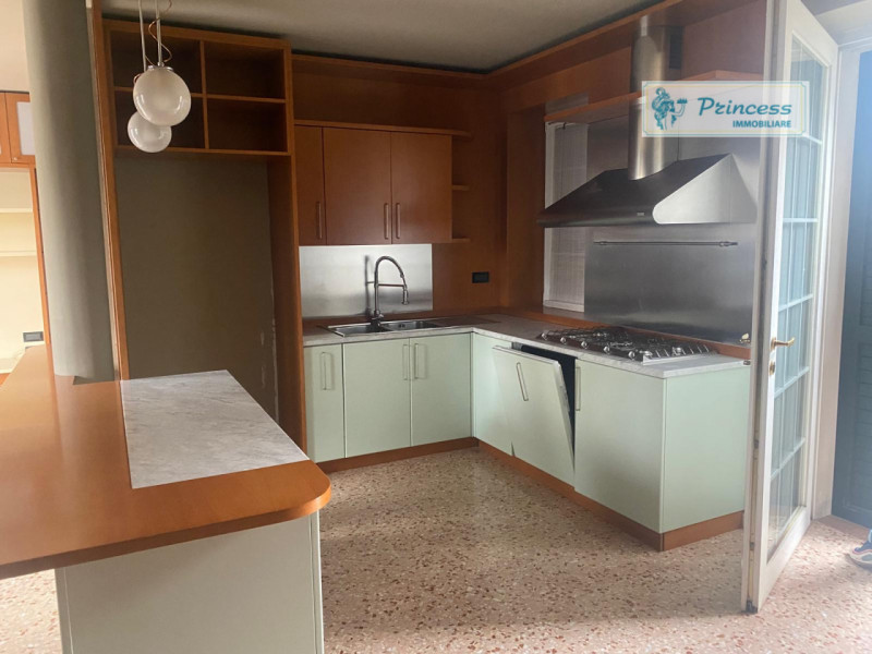 A Zanè, nel cuore del centro e comoda ai servizi principali e alle arterie della città, proponiam...