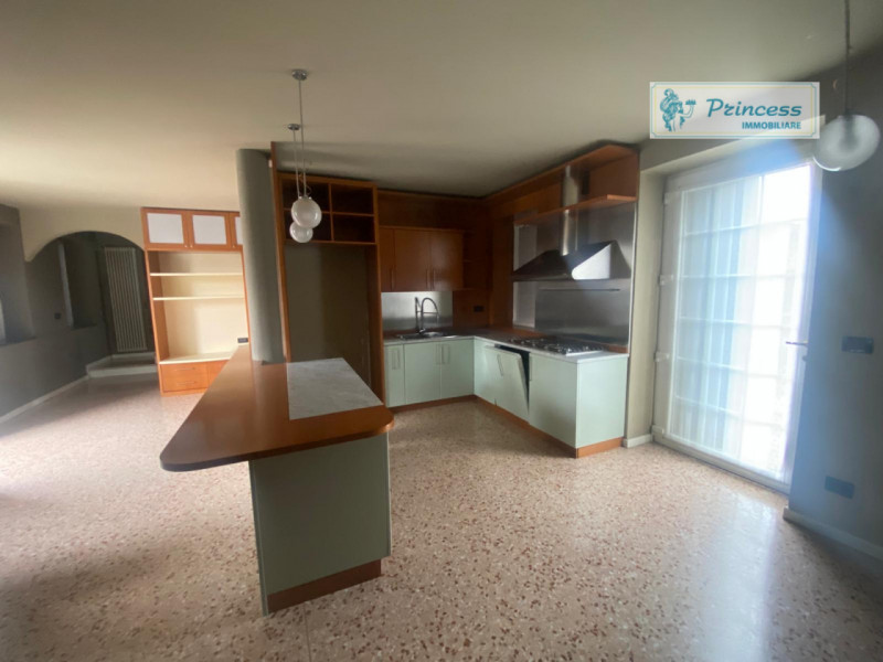 A Zanè, nel cuore del centro e comoda ai servizi principali e alle arterie della città, proponiam...