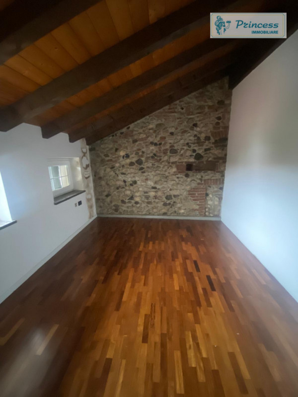 A Zanè, nel cuore del centro e comoda ai servizi principali e alle arterie della città, proponiam...