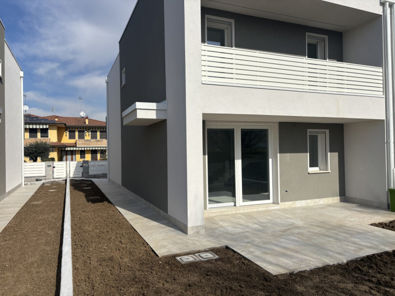 Nel centro di Mestrino, in una zona residenziale tranquilla e allo stesso tempo comoda a tutti i ...