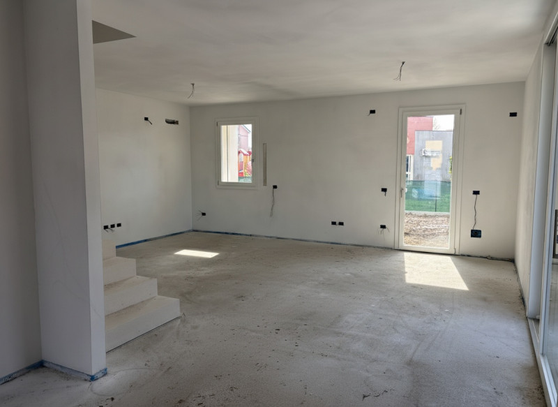 Nel centro di Mestrino, in una zona residenziale tranquilla e allo stesso tempo comoda a tutti i ...