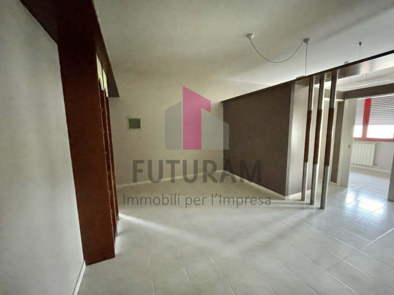 SARCEDO - 15FIL - PER INFO 0444/310220

Se stai cercando un ufficio luminoso e versatile a Sarced...