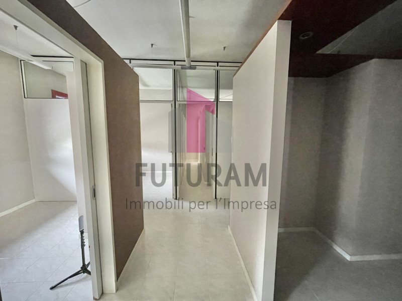 SARCEDO - 15FIL - PER INFO 0444/310220

Se stai cercando un ufficio luminoso e versatile a Sarced...