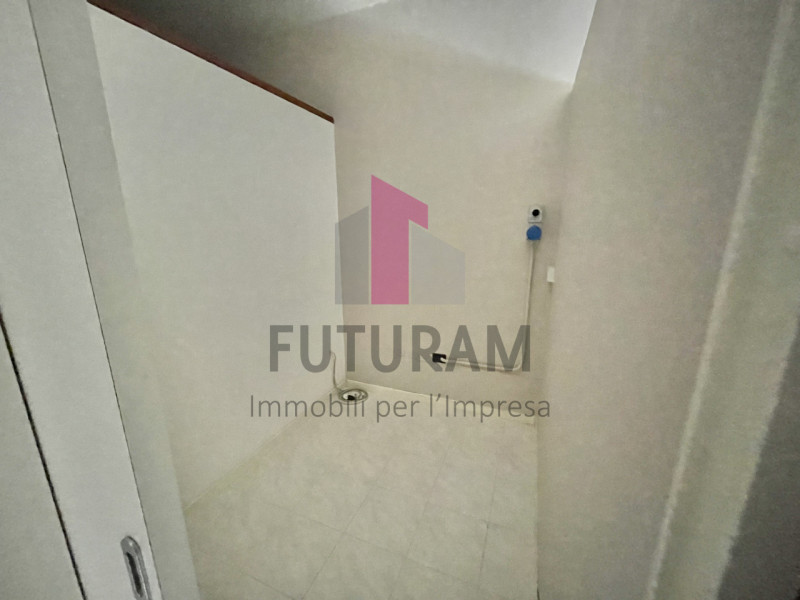 SARCEDO - 15FIL - PER INFO 0444/310220

Se stai cercando un ufficio luminoso e versatile a Sarced...