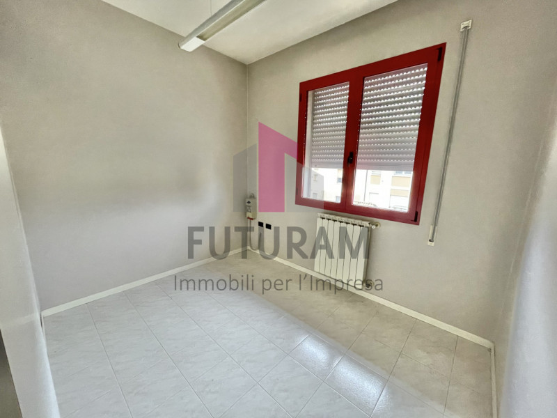 SARCEDO - 15FIL - PER INFO 0444/310220

Se stai cercando un ufficio luminoso e versatile a Sarced...