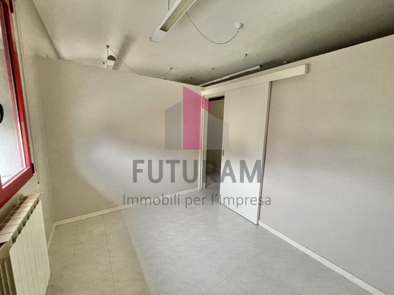 SARCEDO - 15FIL - PER INFO 0444/310220

Se stai cercando un ufficio luminoso e versatile a Sarced...