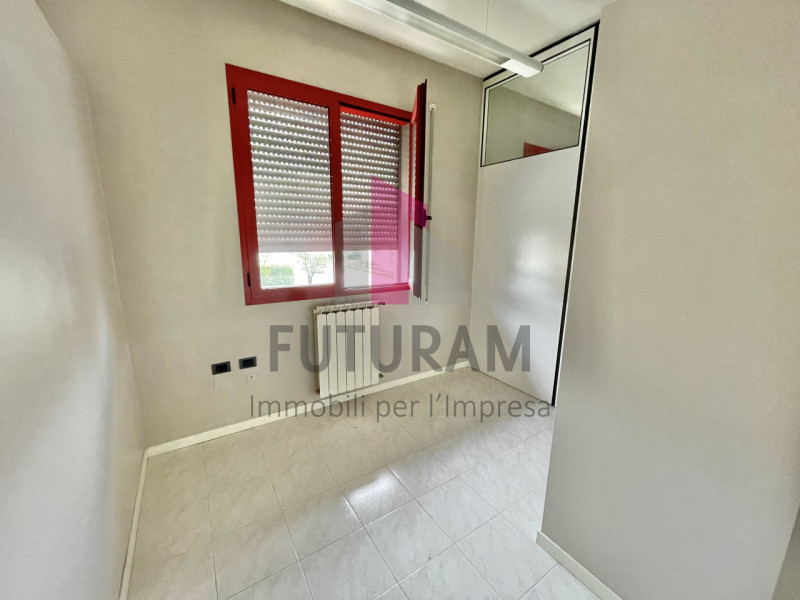 SARCEDO - 15FIL - PER INFO 0444/310220

Se stai cercando un ufficio luminoso e versatile a Sarced...