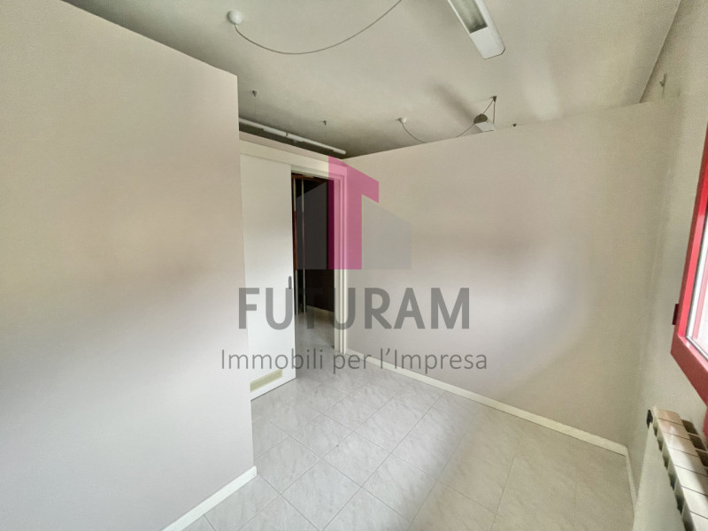 SARCEDO - 15FIL - PER INFO 0444/310220

Se stai cercando un ufficio luminoso e versatile a Sarced...