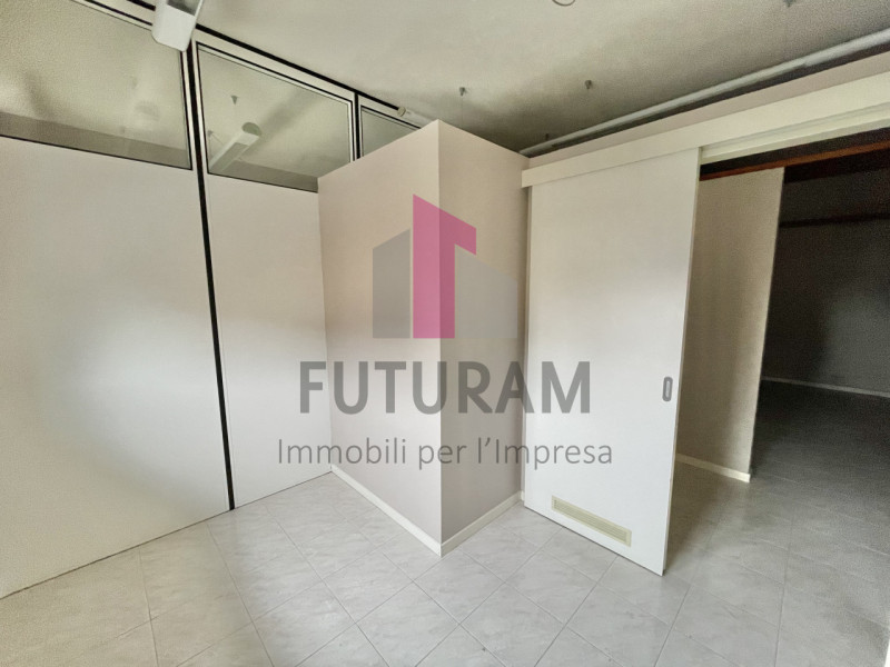 SARCEDO - 15FIL - PER INFO 0444/310220

Se stai cercando un ufficio luminoso e versatile a Sarced...