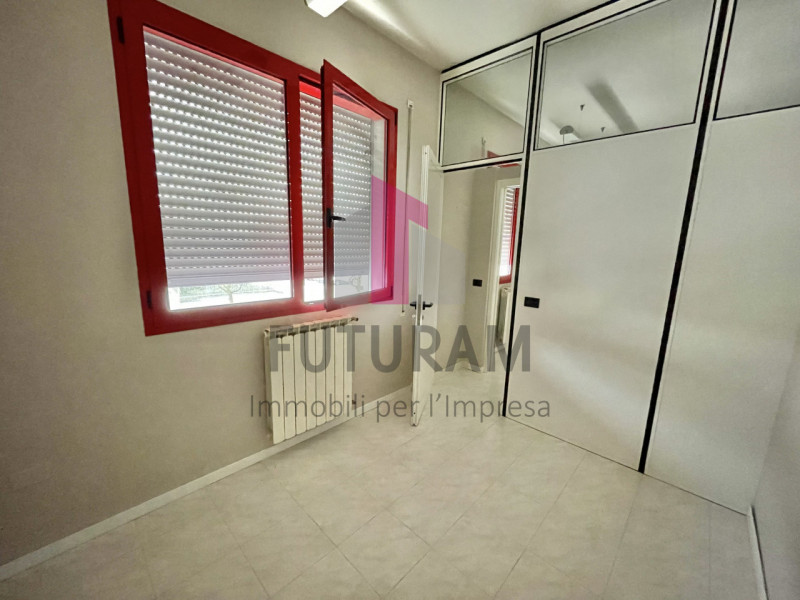 SARCEDO - 15FIL - PER INFO 0444/310220

Se stai cercando un ufficio luminoso e versatile a Sarced...