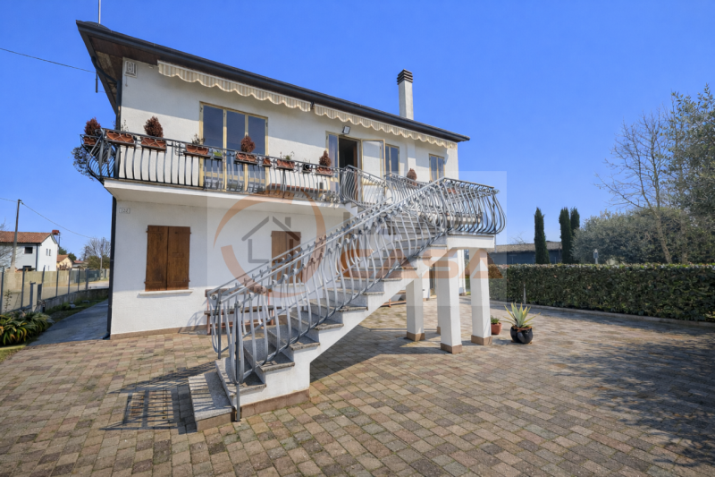 BRUGINE: Casa singola dalle generose metrature interne, situata lungo strada secondaria. Al primo...