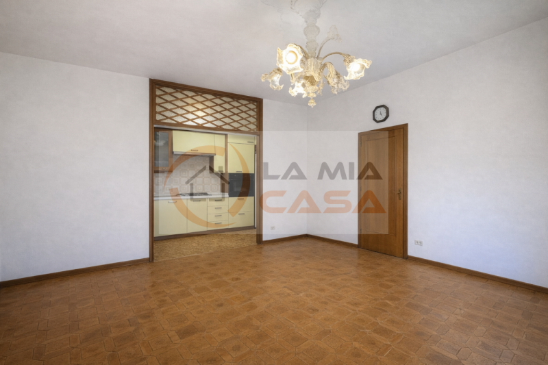 BRUGINE: Casa singola dalle generose metrature interne, situata lungo strada secondaria. Al primo...