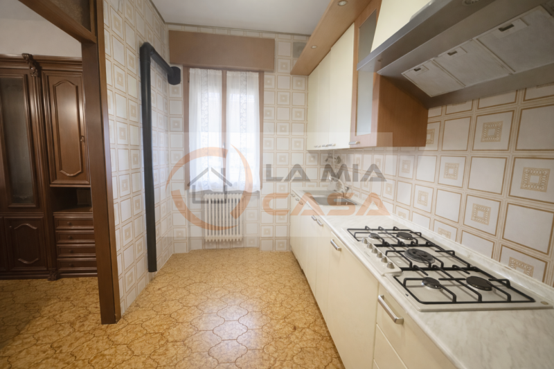 BRUGINE: Casa singola dalle generose metrature interne, situata lungo strada secondaria. Al primo...