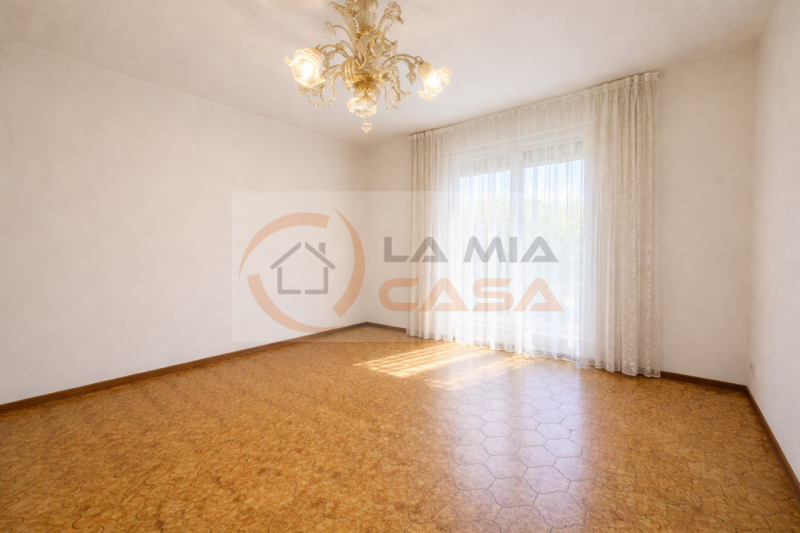 BRUGINE: Casa singola dalle generose metrature interne, situata lungo strada secondaria. Al primo...