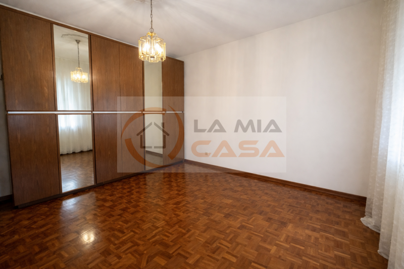 BRUGINE: Casa singola dalle generose metrature interne, situata lungo strada secondaria. Al primo...