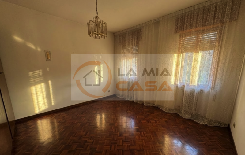 BRUGINE: Casa singola dalle generose metrature interne, situata lungo strada secondaria. Al primo...