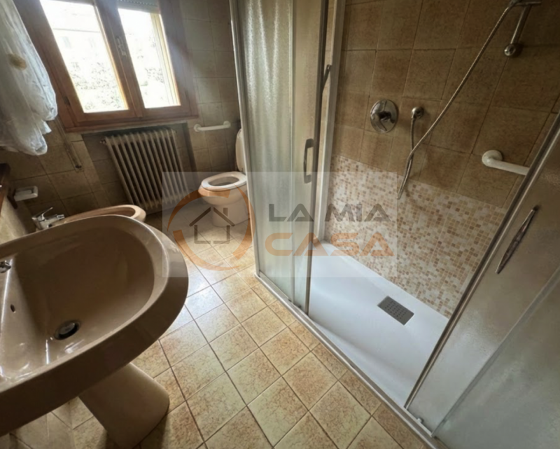 BRUGINE: Casa singola dalle generose metrature interne, situata lungo strada secondaria. Al primo...