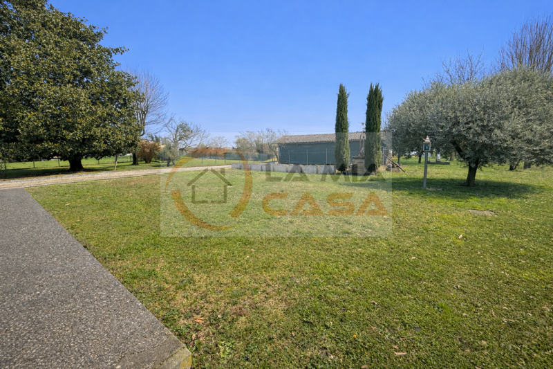 BRUGINE: Casa singola dalle generose metrature interne, situata lungo strada secondaria. Al primo...