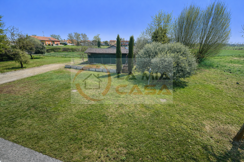 BRUGINE: Casa singola dalle generose metrature interne, situata lungo strada secondaria. Al primo...