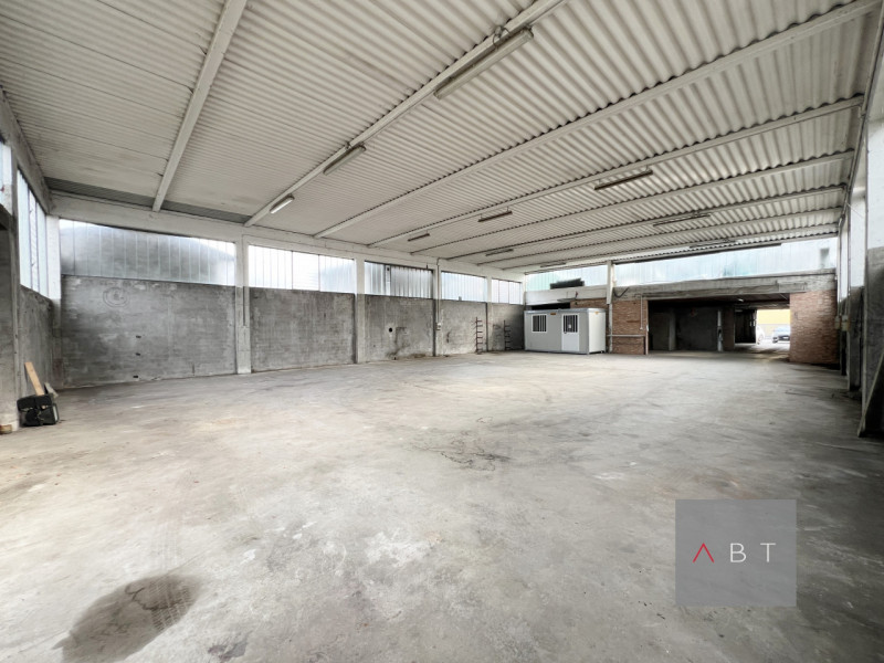 Situato in centro paese, capannone di circa 600 mq. composto di ufficio, magazzino, laboratorio e...