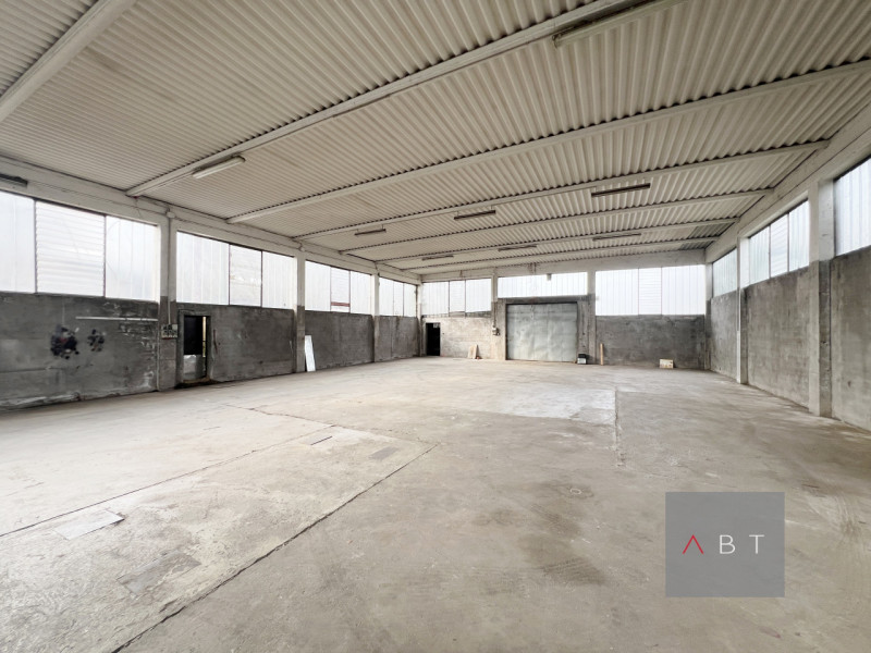Situato in centro paese, capannone di circa 600 mq. composto di ufficio, magazzino, laboratorio e...