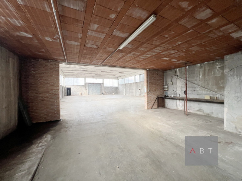 Situato in centro paese, capannone di circa 600 mq. composto di ufficio, magazzino, laboratorio e...