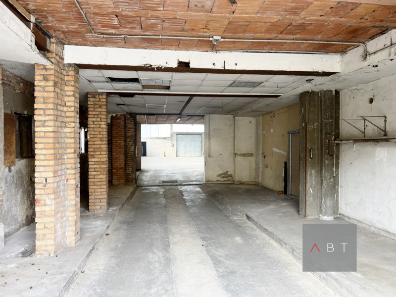 Situato in centro paese, capannone di circa 600 mq. composto di ufficio, magazzino, laboratorio e...