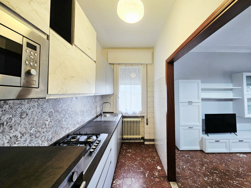 A Este, località Schiavonia, immerso nella tranquillità e nel verde, proponiamo in affitto un amp...