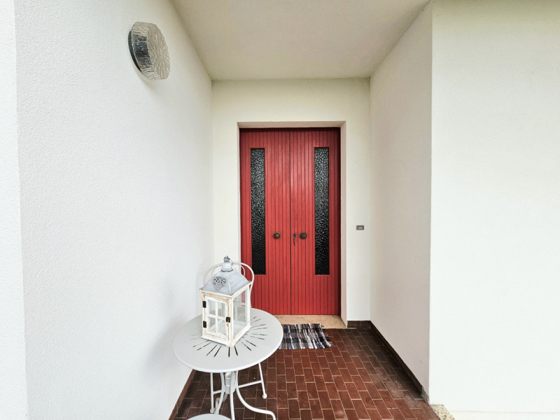 A Este, località Schiavonia, immerso nella tranquillità e nel verde, proponiamo in affitto un amp...