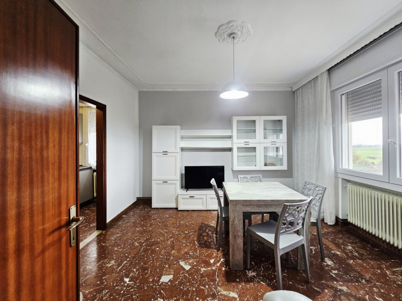 A Este, località Schiavonia, immerso nella tranquillità e nel verde, proponiamo in affitto un amp...