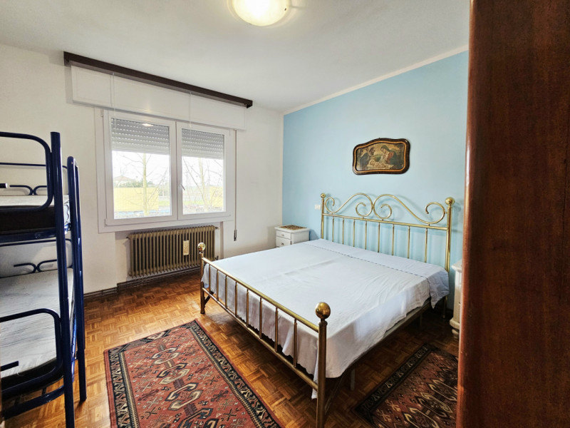 A Este, località Schiavonia, immerso nella tranquillità e nel verde, proponiamo in affitto un amp...