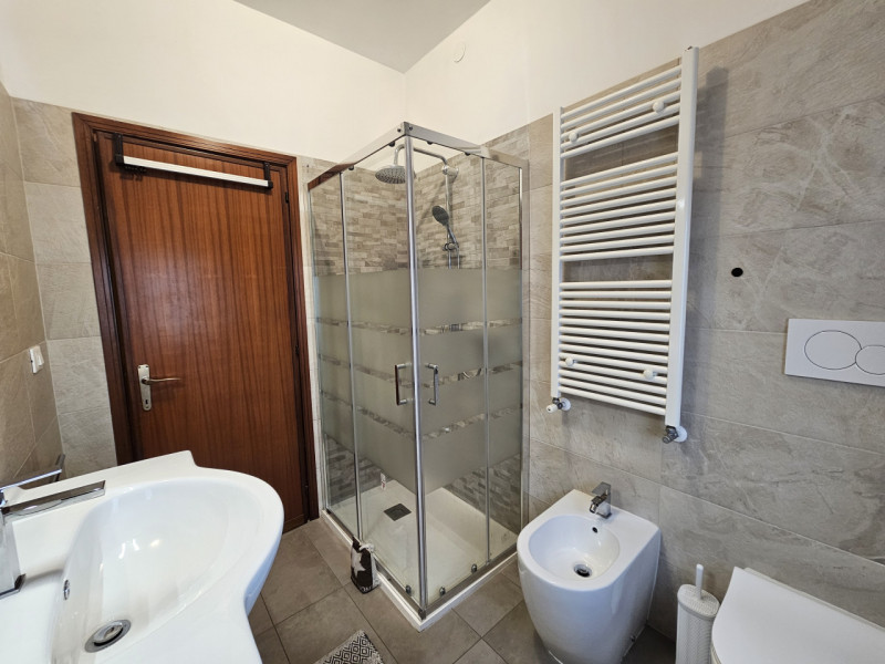 A Este, località Schiavonia, immerso nella tranquillità e nel verde, proponiamo in affitto un amp...