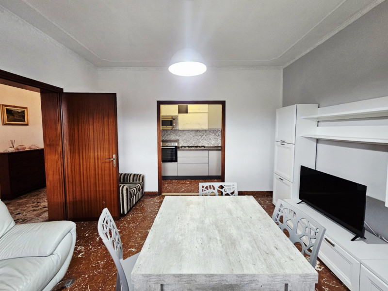 A Este, località Schiavonia, immerso nella tranquillità e nel verde, proponiamo in affitto un amp...