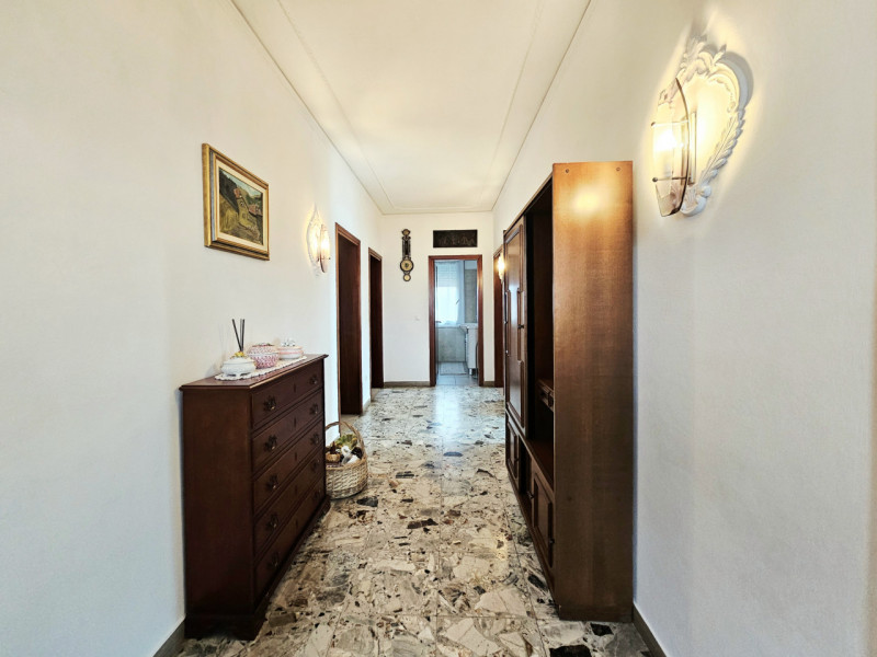 A Este, località Schiavonia, immerso nella tranquillità e nel verde, proponiamo in affitto un amp...